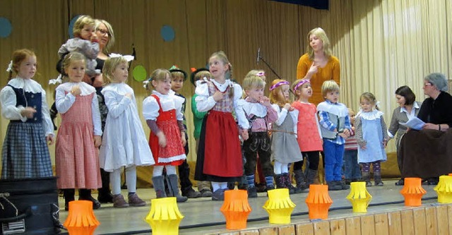 In Lied und Spiel zogen die Nordweiler...hrige Geschichte ihres Kindergartens.  | Foto: Reiner Merz