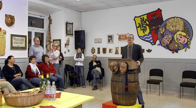 Jetzt leuchtet auch das Zunftwappen gr...jo Bolanz sprach die Einweihungsrede.   | Foto: heidi fssel