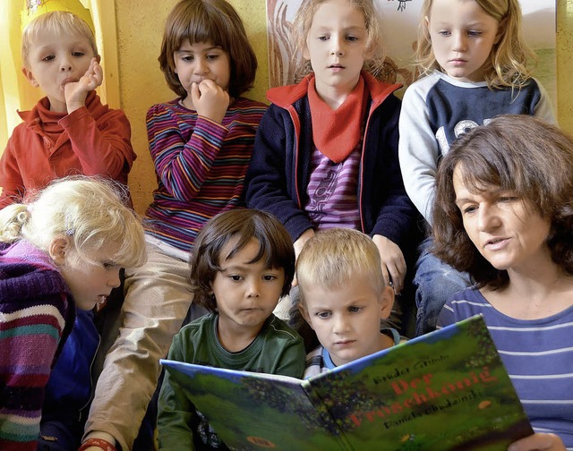 Erzieherin Andrea Peschel liest den Kinder ein Mrchen vor.  | Foto: Thersia Lutz