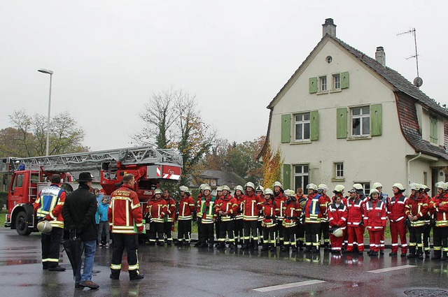 Nach dem Einsatz: Die eingesetzten Feuerwehrleute treten zum Schlussappell an.   | Foto: Utke