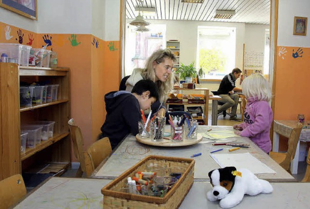 Die Kinder und Erzieherinnen der Kita ...le (rechts im Bild)  wird abgerissen.   | Foto: Fotos: Peter Heck/Gertrude Siefke