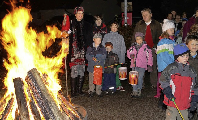 Kindergartenleiterin Renate Flomann (... fhrt als Sankt Martin die Gruppe an.  | Foto: Cornelia Liebwein