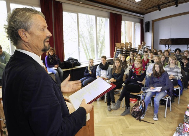 Gernot Erler diskutiert mit Schlern der zehnten Klasse.  | Foto: Thomas Kunz