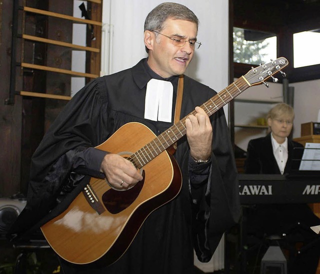 Auch bei seinem letzten Gottesdienst i... Pfarrer Fritz Breisacher zur Gitarre.  | Foto: christa rinklin