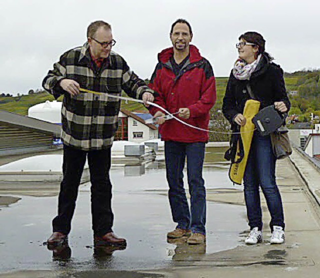 Peter Buckmann (von links), Gnther Gr...ina Stiefvater beim Prfen der Dcher.  | Foto: bz