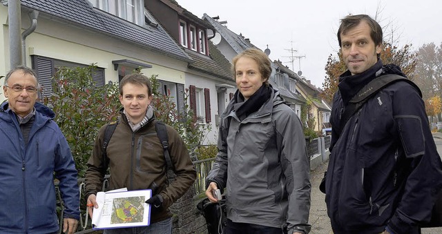 Im Wohngebiet Brkle-Bleiche zur Besta...tragte Christian Kessel (von rechts).   | Foto: Gerhard Walser