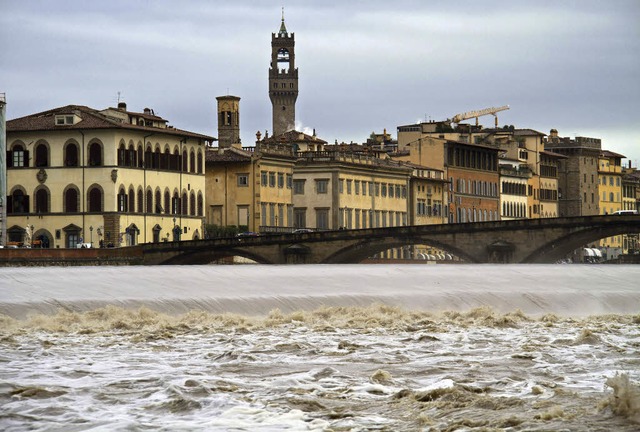 Der Fluss Arno in Florenz ist kurz davor, ber die Ufer zu treten.   | Foto: AFP