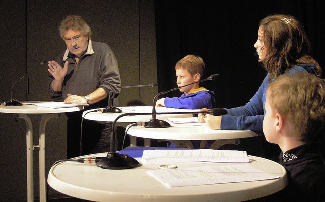 Regisseur Klaus Sprkel probt in der K...d David (von links) die  Hauptrollen.   | Foto: Ute Schler