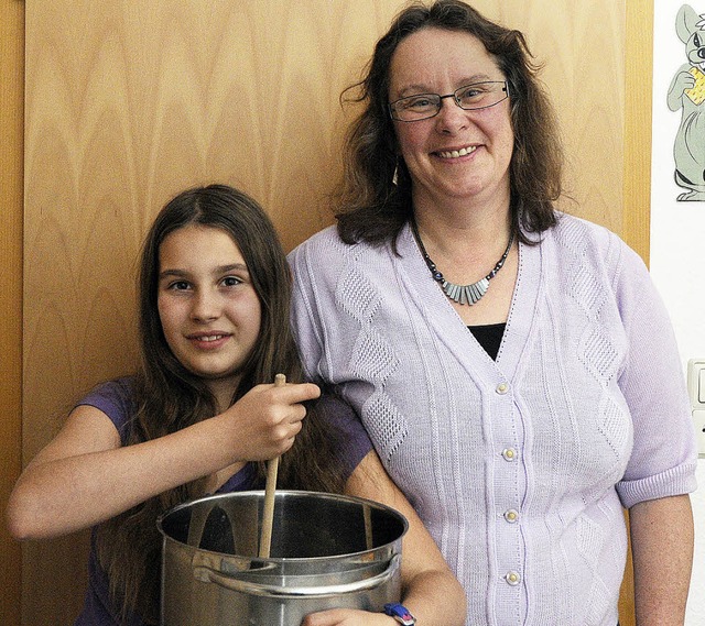 Petra Bouren und Tochter Salome kochen Krbissuppe.   | Foto: b. schaller