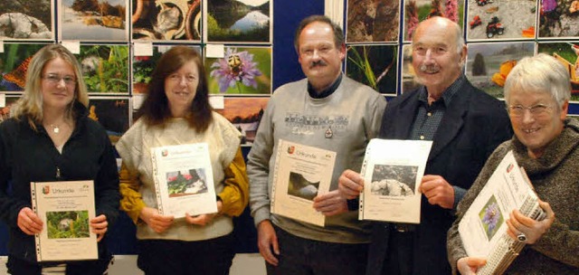 Eine Urkunde mit ihrem Kalenderbild er...erungs bei der Prsentation im Rathaus  | Foto: GEMEINDE