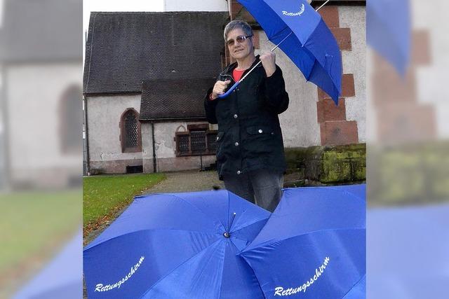 Maria Deschler spannt den Schirm auf