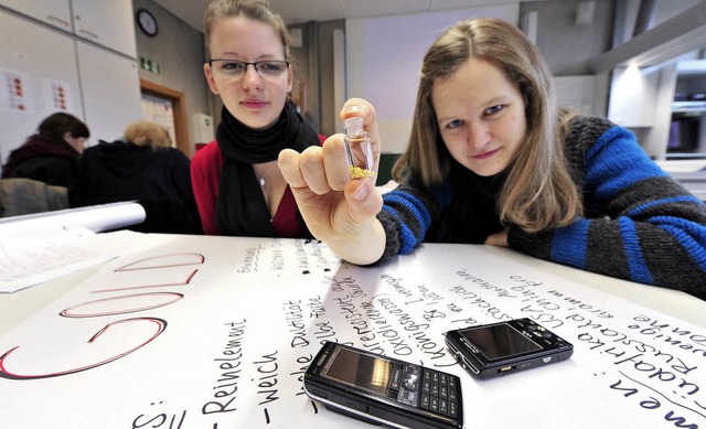 Die Droste-Schlerinnen Charlotte Egge...us alten Handys gewonnen werden kann.   | Foto: Ingo Schneider