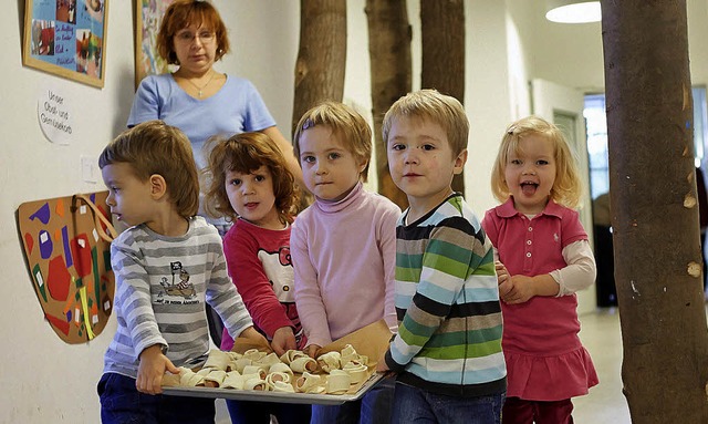 Lernen fr das Leben: In dieser Kinderkrippe in Hamburg wird fleiig gebacken.  | Foto: dpa