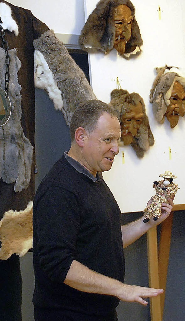 Pfarrer Ulrich Henze, selbst leidensch...cher Fasnchtler, bei seinem Vortrag.   | Foto: Edgar Steinfelder