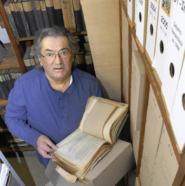 Fr den  frheren Schulamtsleiter Hans...s des Rathauses ein wertvoller Fundus.  | Foto: Robert Bergmann