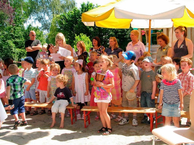 Die Kinder bei der Erffnung der renov...Sonnenschein im Schliengener Ortskern.  | Foto: Jutta Schtz