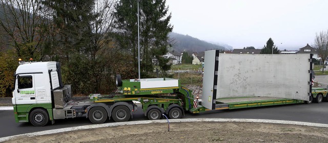 Der Schwertransporter kommt gerade so durch den Kreisverkehr am Dreispitz.   | Foto: fotos: christoph breithaupt