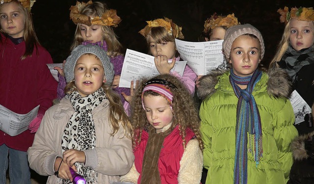 Im Chor sangen die Schler beim Lichterfest.   | Foto: sandra decoux-kone