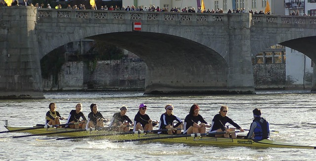 Der Frauen-Achter des RC Grenzach zog ... in der Masters-Klasse ber den Rhein   | Foto: held