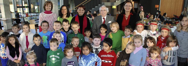 Tatjana Belaev, mran Schmid, Valerie ...l.), umgeben von den Rucksack-Kindern.  | Foto: Siefke