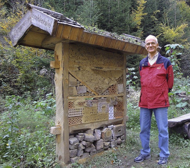 Naturschtzer Walter Krger vor seinem Insektenhotel beim Waldweg nach Weitenau   | Foto: silke hartenstein