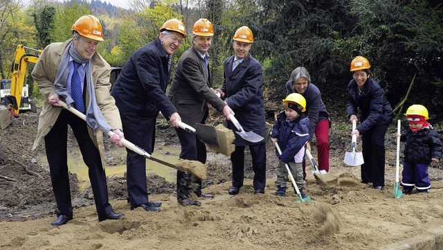 Spatenstich auf der Kita-Baustelle an ...rin: Direktor Konstantin von Teuffel.   | Foto: Kunz