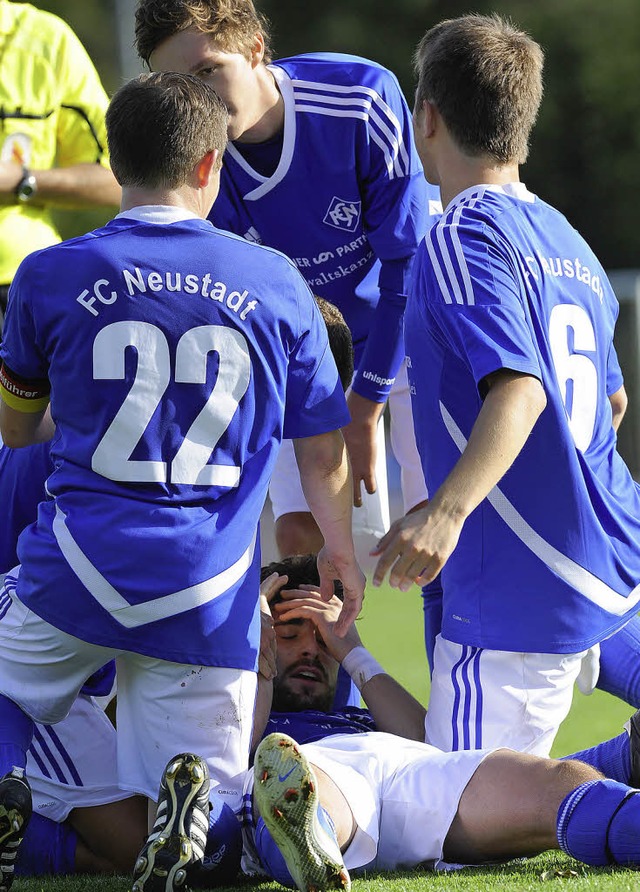 Engmaschig stehen und vorne Nadelstich...FC Neustadt in Bad Drrheim bestehen.   | Foto: Patrick Seeger