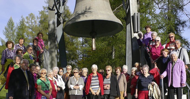Die Tnzerinnen mit dem Telfer Altbrgermeister unter der Friedensglocke   | Foto: Monika Greulich