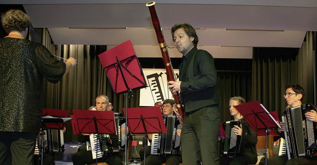 Beim Stck &#8222;Der alte Brummbr&#8... Urban Dreher herrlich ins  Orchester   | Foto: karin Heiss