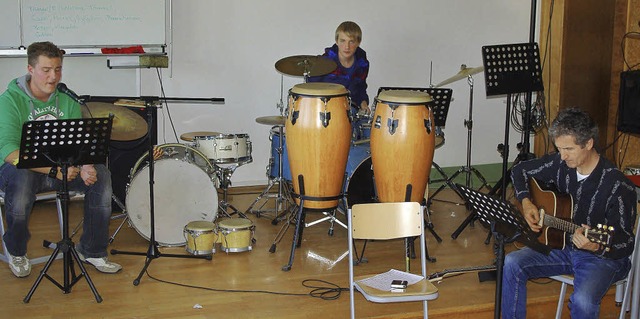 Snger Timo Steinegger (links), Schlag... drei spielen auch in der Schlerband.  | Foto: Rolf Reimann