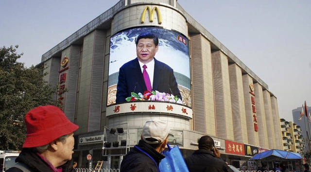 Die Rede von Xi Yinping wird in Peking...dem  Firmenlogo von McDonald&#8217;s.   | Foto: dpa