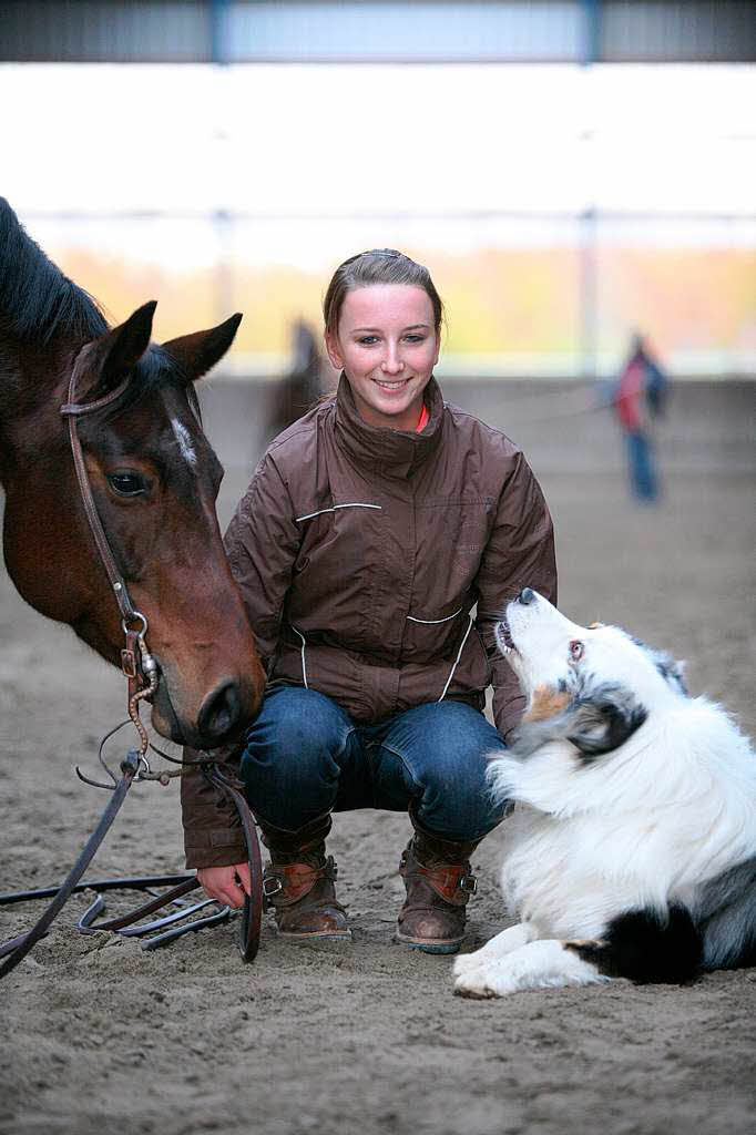 Jana (15), Pferd Annie und Hund Cody trainieren normalerweise in Oberschopfheim, im Winter aber in einer Halle in Nussbach bei Oberkirch.
