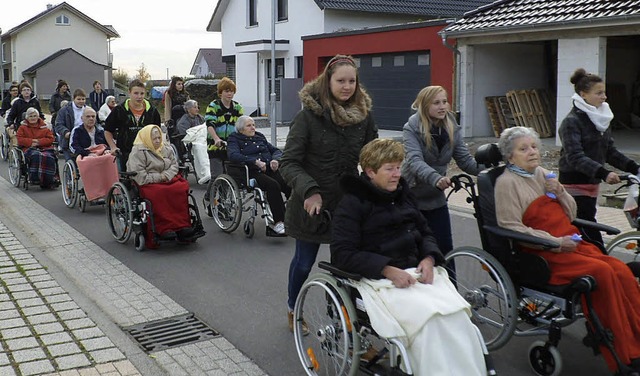 Engagiert: Schler und Schlerinnen mi...enschen aus dem Pflegeheim unterwegs.   | Foto: pflegecentrum