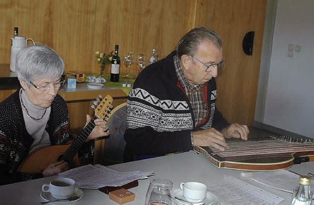 Ilse und Rudi Ro (Mandoline und Zithe...nioren mit alpenlndischer Volksmusik.  | Foto: Christiane Sahli