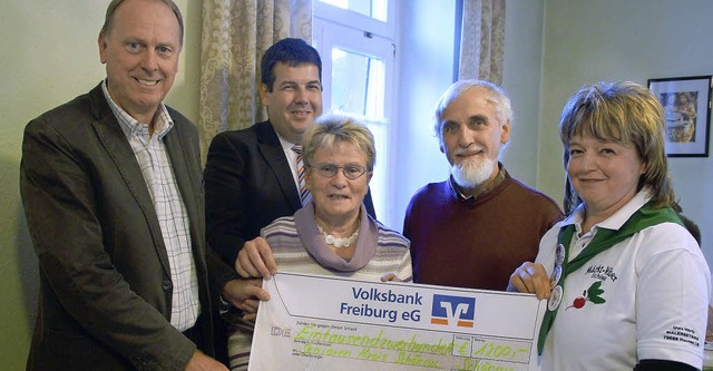 Helga Strohmaier (rechts) von den Mrk...chelshorn und Pfarrer August Schuler.   | Foto: Verena Wehrle