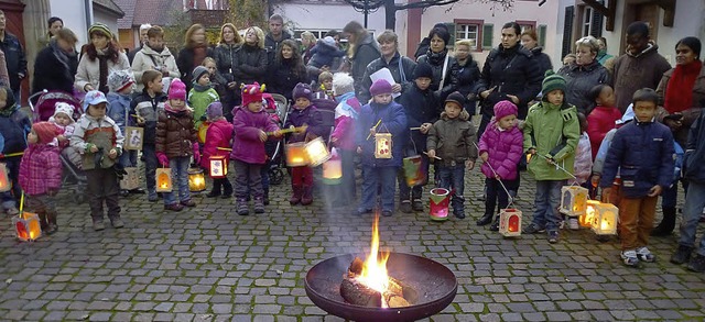 Laternen und Martinsfeuer sorgten beim...platz fr den stimmungsvollen Rahmen.   | Foto: privat