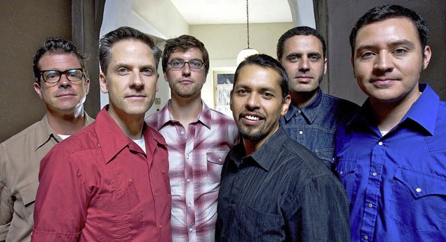 Eine Multi-Band in mehrfacher Hinsicht: Calexico in der aktuellen Tour-Besetzung  | Foto: pro