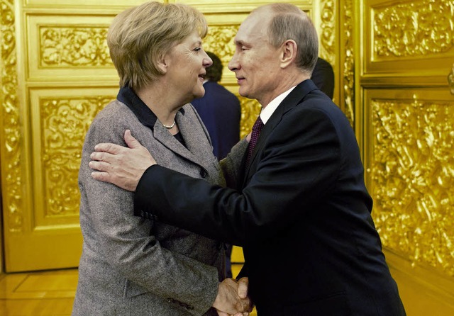 Besuch im goldenen Kreml: Angela Merkel wird von Wladimir Putin begrt.  | Foto: dpa