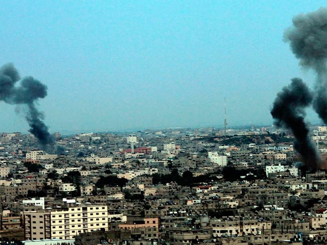 Rauchwolken ber Gaza-Stadt: Die israe...tagmorgen die Hamas-Zentrale zerbombt.  | Foto: dpa
