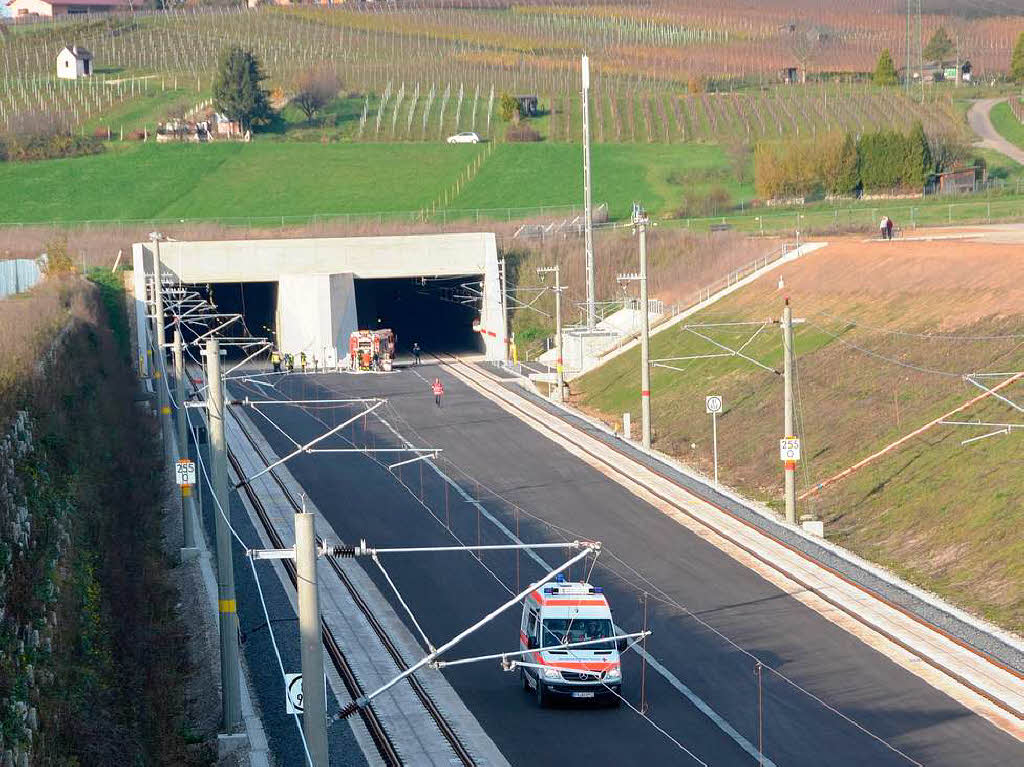 Die Rettungsbung spielte sich im Tunnelinneren ab, auch von der B-3-Brcke am Sdportal konnten Schaulustige nicht viel sehen.