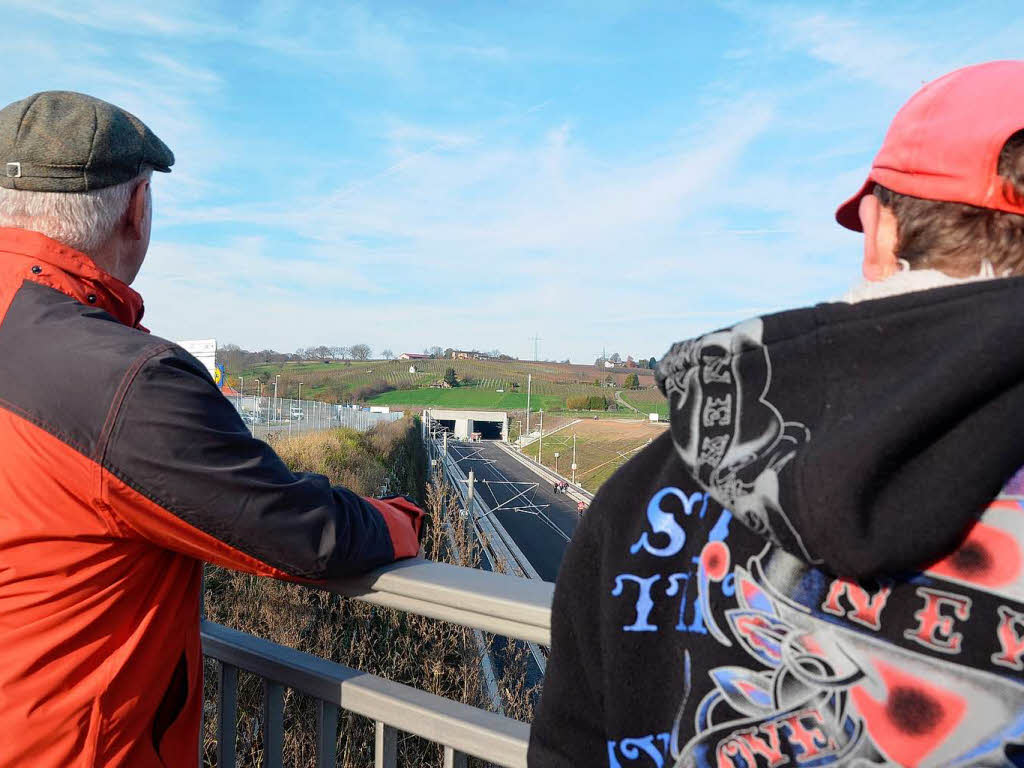 Die Rettungsbung spielte sich im Tunnelinneren ab, auch von der B-3-Brcke am Sdportal konnten Schaulustige nicht viel sehen.