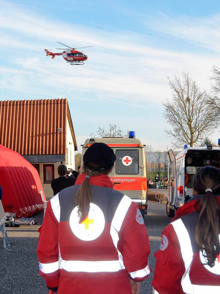 Auch einen echten Notfall gab es: Einer der Statisten, der Fahrgast spielte, erlitt bei der Tunnelbung einen Herzanfall, der Heli  kam.