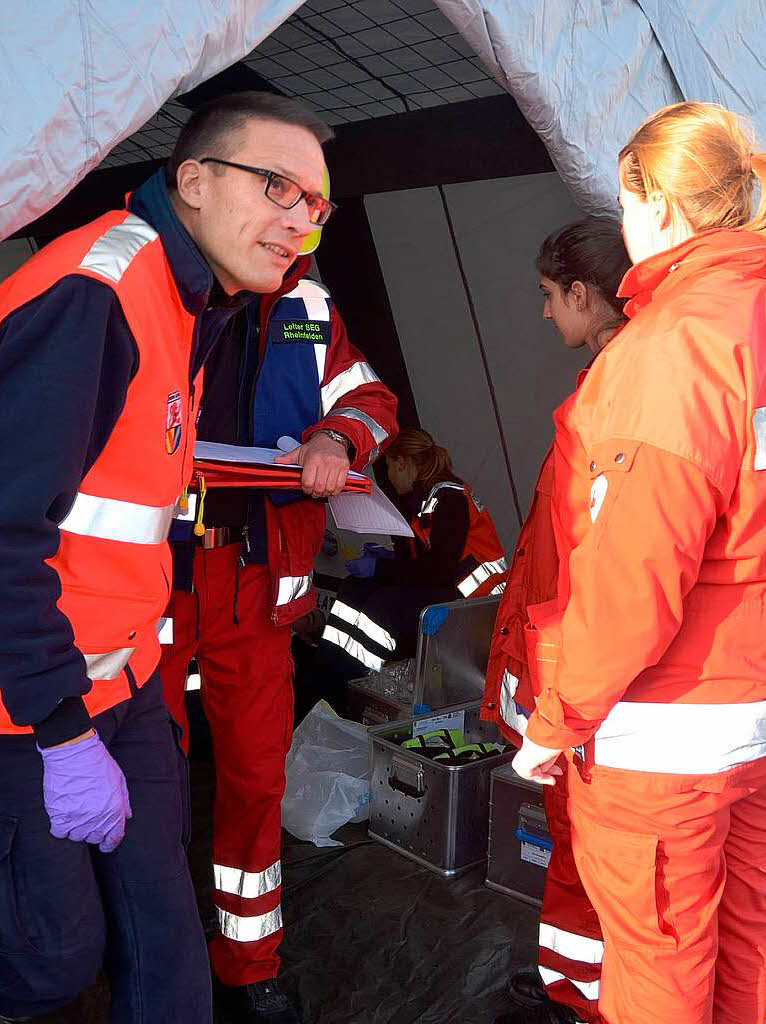 Mehrere Notrzte und rund 200 Rettungskrfte des DRK nahmen an der bung teil