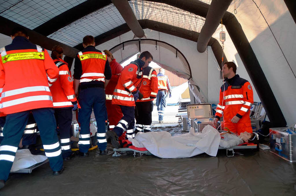 Mehrere Notrzte und rund 200 Rettungskrfte des DRK nahmen an der bung teil