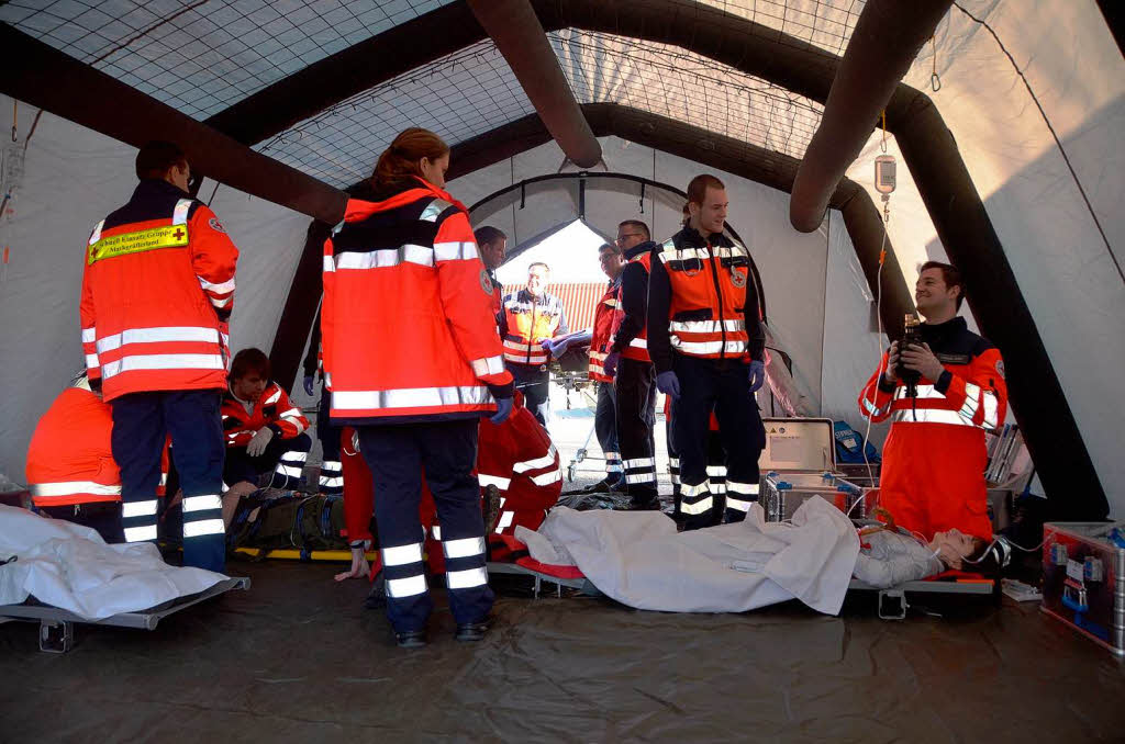 Mehrere Notrzte und rund 200 Rettungskrfte des DRK nahmen an der bung teil