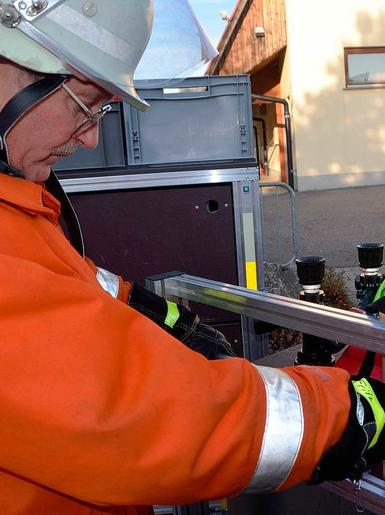 Die Feuerwehr hat ihr Material frs Retten und Lschen im Tunnel auf speziellen Rollwagen