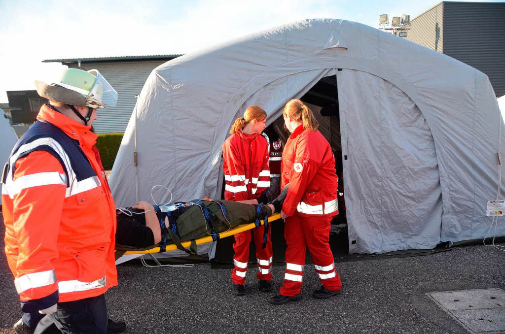 Mehrere Notrzte und rund 200 Rettungskrfte des DRK nahmen an der bung teil