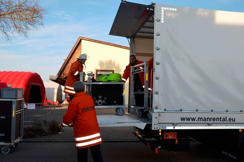 Die Feuerwehr hat spezielle Wagen, die Rollcontainer mit dem Rettungsmaterial fr das Lschen und Retten im Tunnel beherbergen