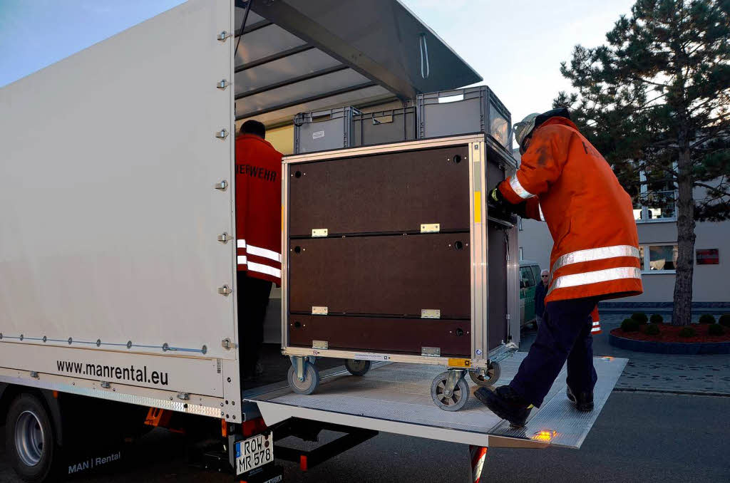 Die Feuerwehr hat  Wagen, die Rollcontainer mit dem Rettungsmaterial fr das Lschen und Retten im Tunnel beherbergen