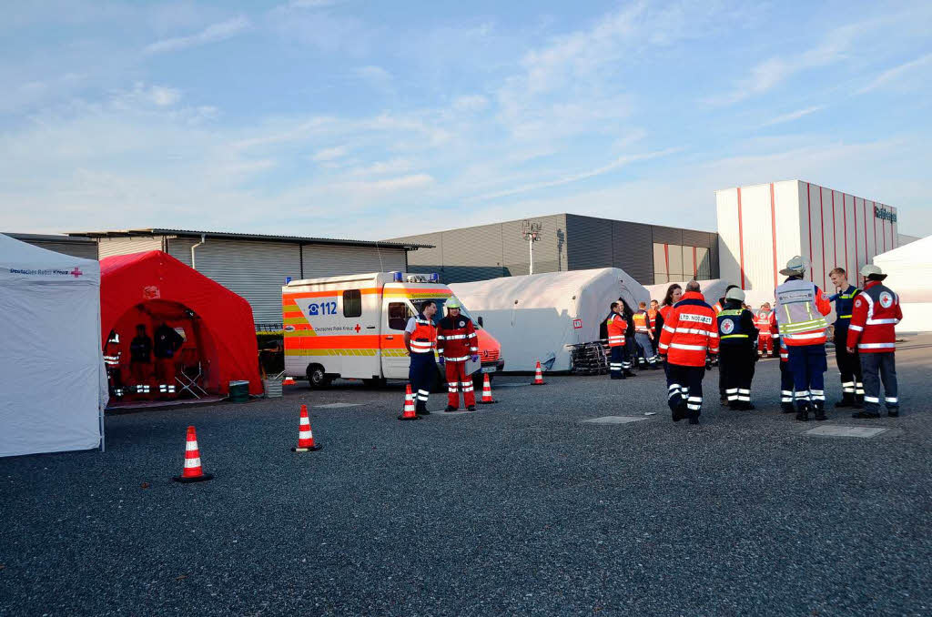 Mehrere Notrzte und rund 200 Rettungskrfte des DRK nahmen an der bung teil